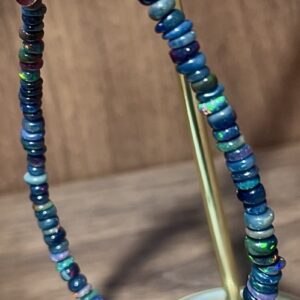 Bransoletka z ciemnoniebieskich opali z opalizacją