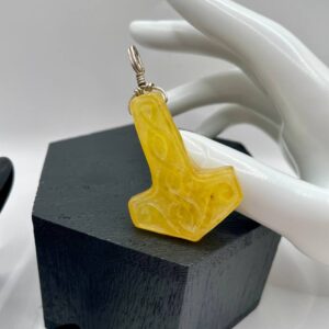 bursztynowa zawieszka Mjölnir z nordyckim wzorem i srebrnym uchwytem