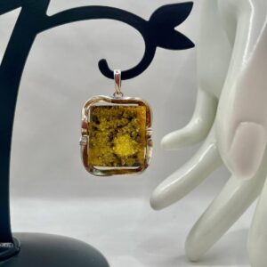 srebrna zawieszka z prostokątnym bursztynem zielono-brązowym