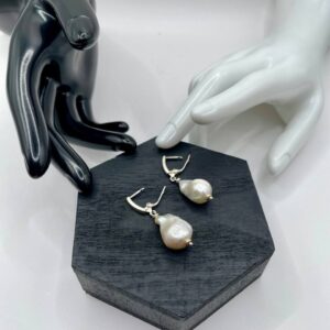 srebrne kolczyki z perłą barokową wydłużoną naturalną na zapięciu angielskim