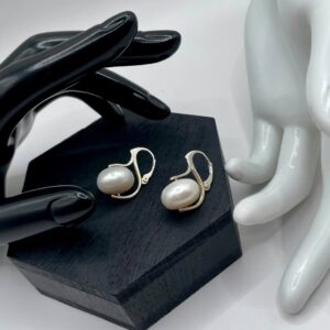 srebrne kolczyki z owalnymi perłami naturalnymi klasyczne eleganckie
