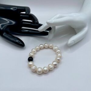 bransoletka z pereł naturalnych z czarnym agatem kontrastowa elegancka