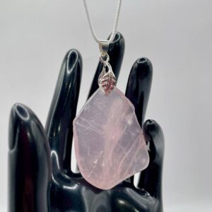 Zawieszka z różowego kwarcu – polerowana bryła z srebrnym uszkiem